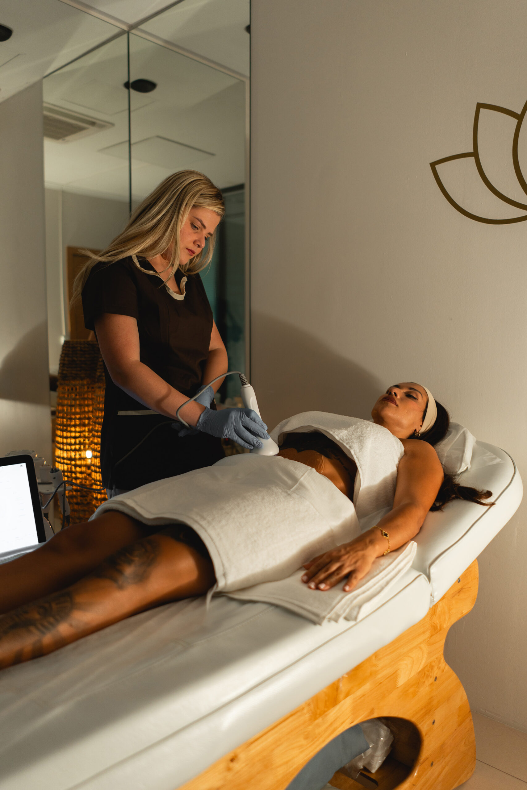 Sessão de pressoterapia e remodelação corporal na Clínica Sundara