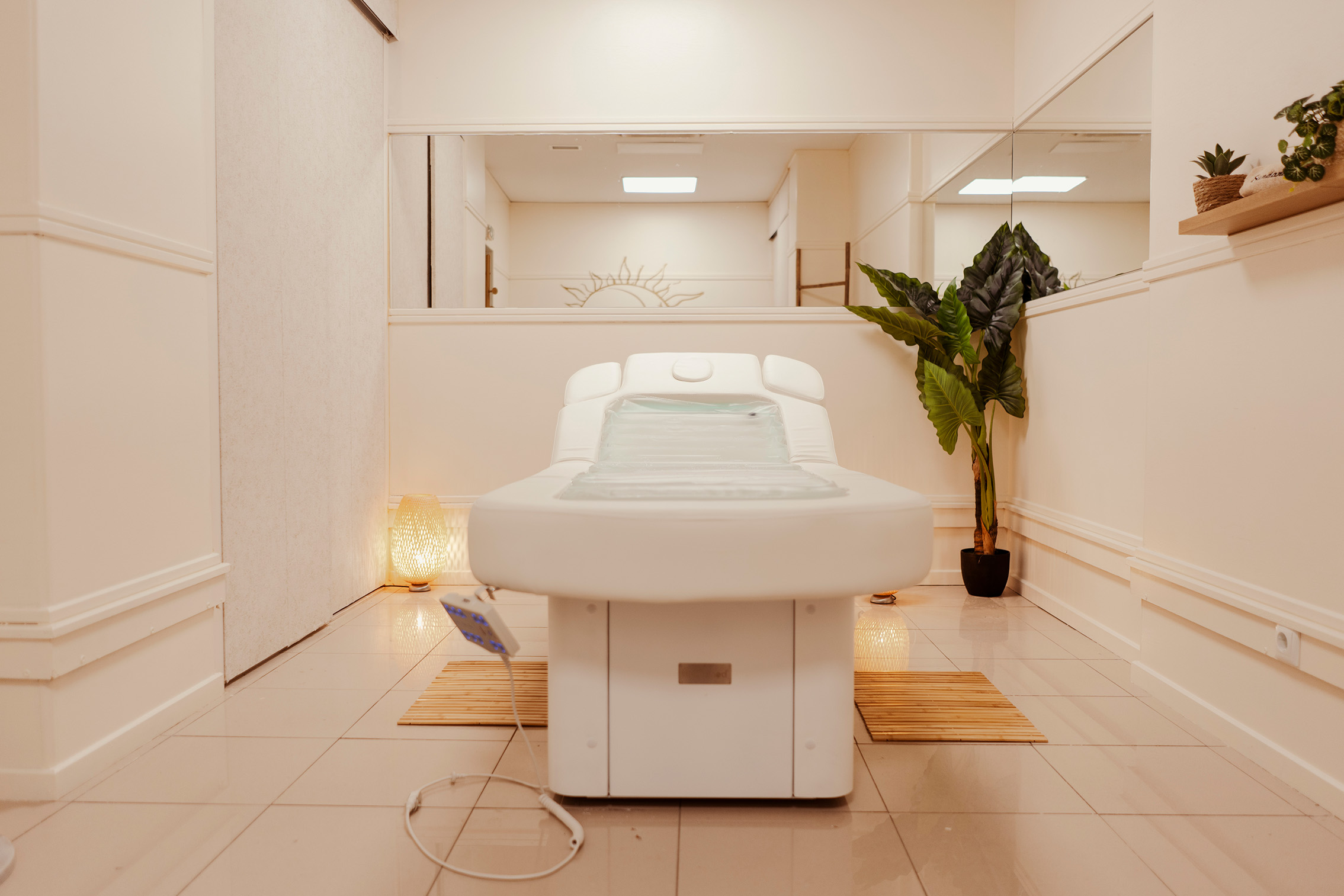 Sala de tratamento da Clínica Sundara equipada para estética e bem-estar